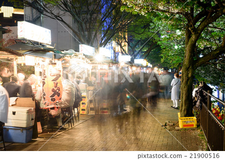 Nakasu的一個攤位在晚上充滿了顧客1 21900516