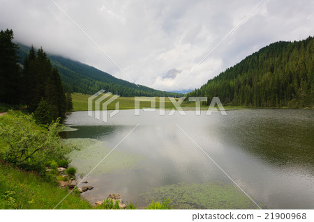 Cloudy lake panorama 21900968