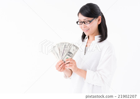 拿著外幣筆記的婦女 拿著外幣筆記的婦女 21902207