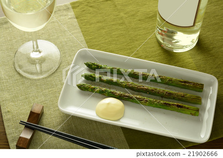 Grilled asparagus 21902666
