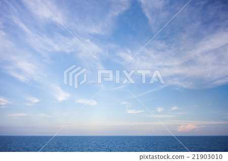The Sea of Japan and the blue sky 21903010