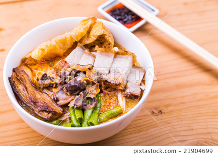 Spicy curry noodle with roast pork and cockles 21904699