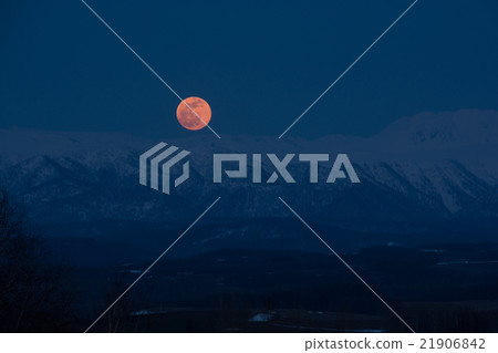 The full moon over the mountains of snow The full moon over the mountains of snow 21906842