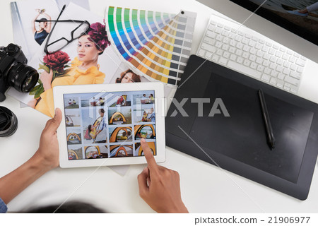 Looking through photos Looking through photos 21906977