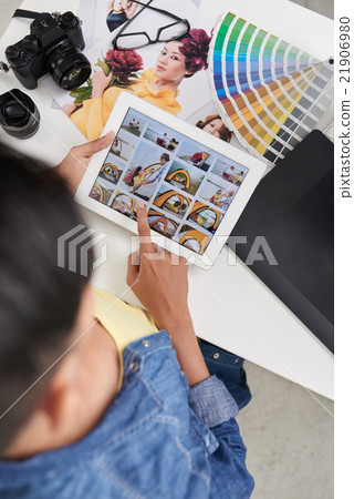 Watching photos Watching photos 21906980