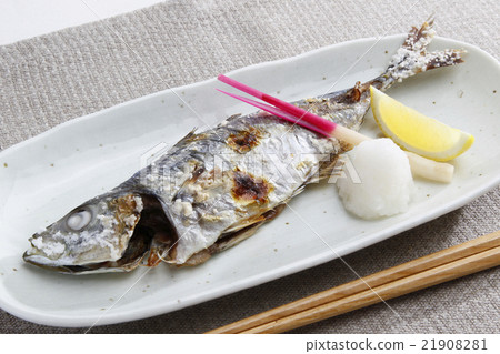 Grilled horse mackerel with salt 21908281