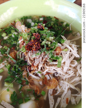 closed up noodle soup with chicken 21909168