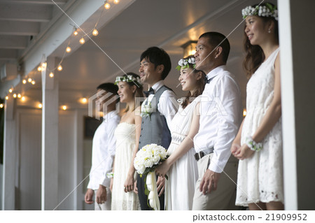 做房子婚禮的新婚佳偶夫婦 做房子婚禮的新婚佳偶夫婦 21909952