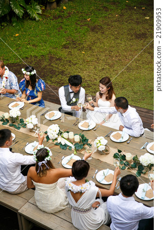 做房子婚禮的新婚佳偶夫婦 做房子婚禮的新婚佳偶夫婦 21909953