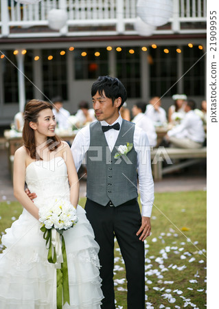 做房子婚禮的新婚佳偶夫婦 做房子婚禮的新婚佳偶夫婦 21909955