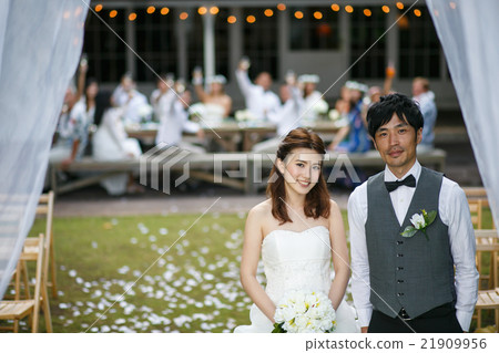 做房子婚禮的新婚佳偶夫婦 做房子婚禮的新婚佳偶夫婦 21909956