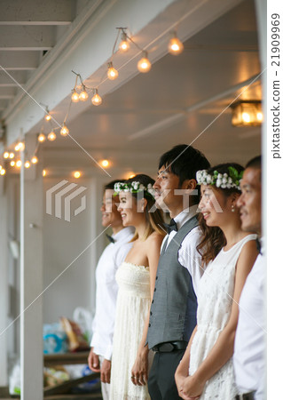 做房子婚禮的新婚佳偶夫婦 做房子婚禮的新婚佳偶夫婦 21909969