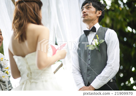 執行婚禮的新娘和新郎 執行婚禮的新娘和新郎 21909970