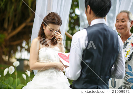 執行婚禮的新娘和新郎 執行婚禮的新娘和新郎 21909971