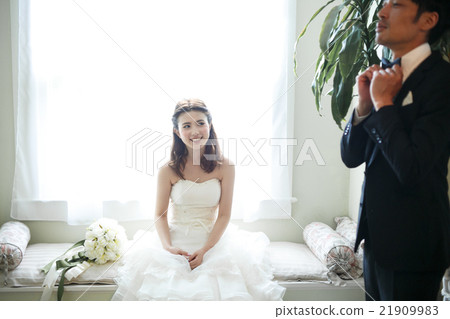 Bride and groom who prepares the ceremony Bride and groom who prepares the ceremony 21909983