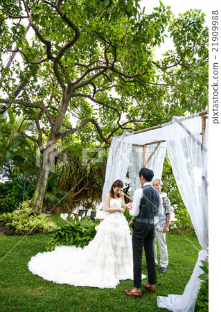 Bride and groom performing a wedding ceremony 21909988