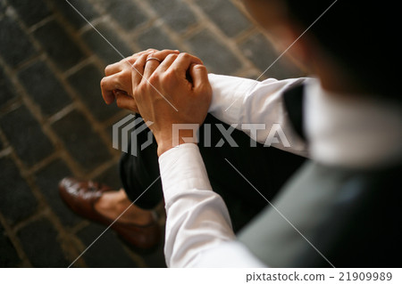 Grooming doing a wedding ceremony Grooming doing a wedding ceremony 21909989