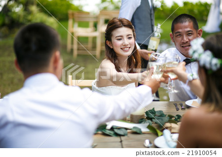 做房子婚禮的新婚佳偶夫婦 做房子婚禮的新婚佳偶夫婦 21910054