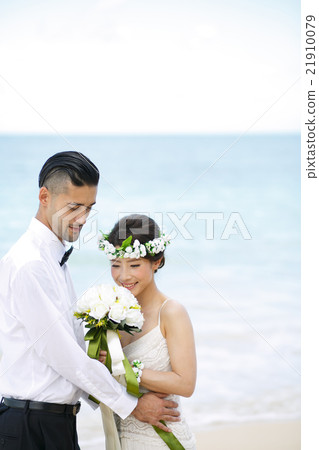 Bride and grooming beach wedding Bride and grooming beach wedding 21910079