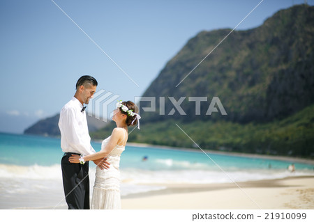 Bride and grooming beach wedding 21910099