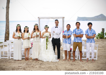 Beach wedding gathering photo Beach wedding gathering photo 21910100