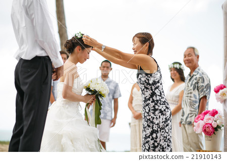 A bride receiving Hakui Rei A bride receiving Hakui Rei 21910143