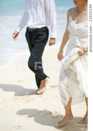 Bride and grooming beach wedding Bride and grooming beach wedding 21910144