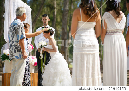A bride receiving Hakui Rei 21910153
