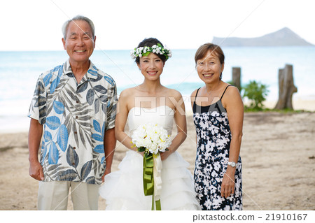 A bride taking a commemorative photo A bride taking a commemorative photo 21910167