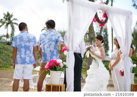 A bride telling a message to the groom A bride telling a message to the groom 21910169
