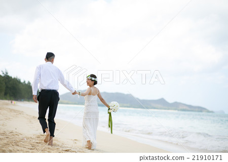 Bride and grooming beach wedding Bride and grooming beach wedding 21910171