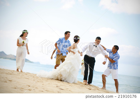 Bride and grooming beach wedding Bride and grooming beach wedding 21910176