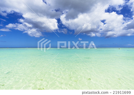 Tumon海灘海和雲彩 21911699