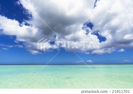 Tumon海灘海和雲彩 21911701