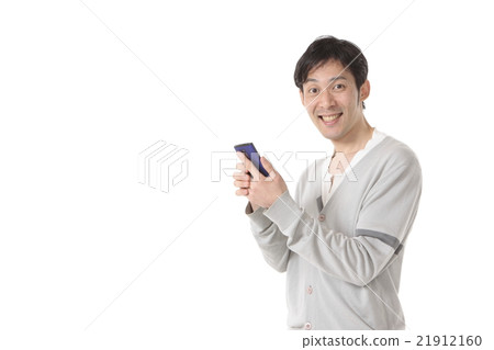 一個操作智能手機的人 21912160