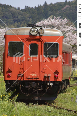 Isuimi Railway Kiha 52 + Kiha 28 Isuimi Railway Kiha 52 + Kiha 28 21912373