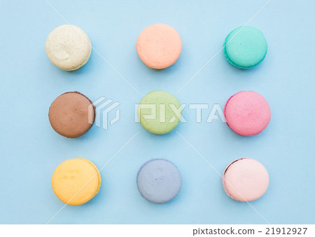 Sweet colorful French macaroon biscuits on pastel 21912927