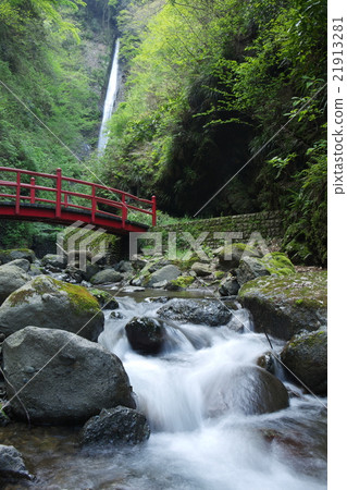 Fresh water's fantastic waterfall 21913281