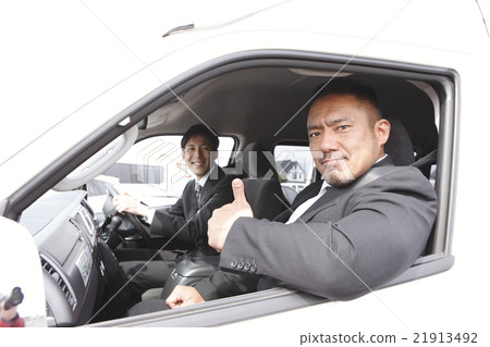 兩個受薪的工人騎著一輛車 21913492