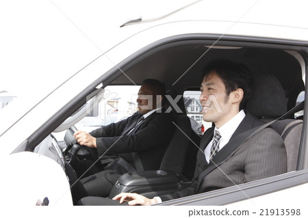 兩個受薪的工人騎著一輛車 兩個受薪的工人騎著一輛車 21913598