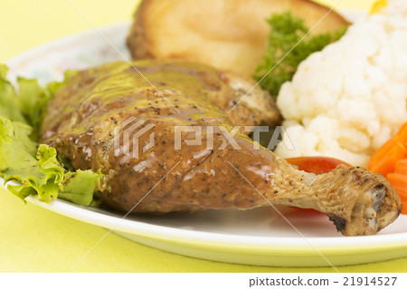 Roast chicken with black pepper sauce 21914527