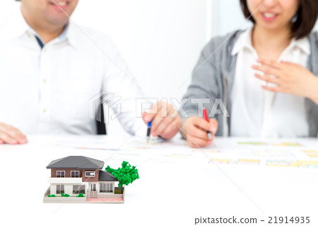 夫婦男性和女性我的家庭計劃住房諮詢消費稅增加先發製人需求需求復制空間新婚夫婦 夫婦男性和女性我的家庭計劃住房諮詢消費稅增加先發製人需求需求復制空間新婚夫婦 21914935