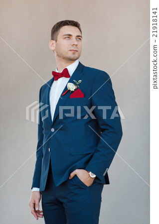 Serious Groom agaist gray wall Serious Groom agaist gray wall 21918141