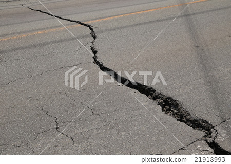 被地震破壞的路 被地震破壞的路 21918993