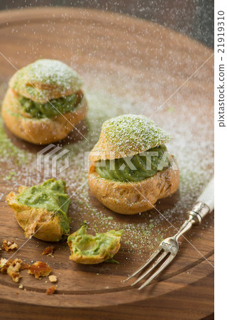 Matcha tea cream puffed with icing sugar 21919310