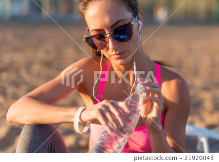 Beautiful fitness athlete woman drinking water Beautiful fitness athlete woman drinking water 21920043