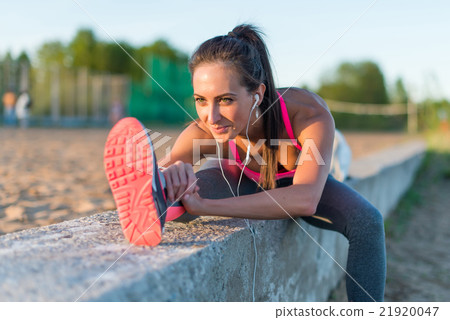 Athletic woman stretching her hamstring, legs 21920047