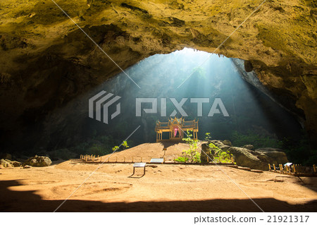 Cave 21921317