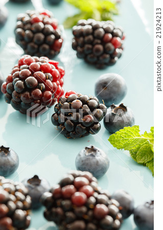 fresh berries 21924213