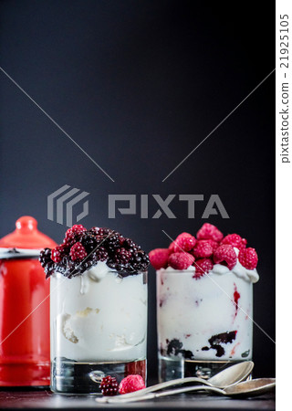 berry dessert 21925105